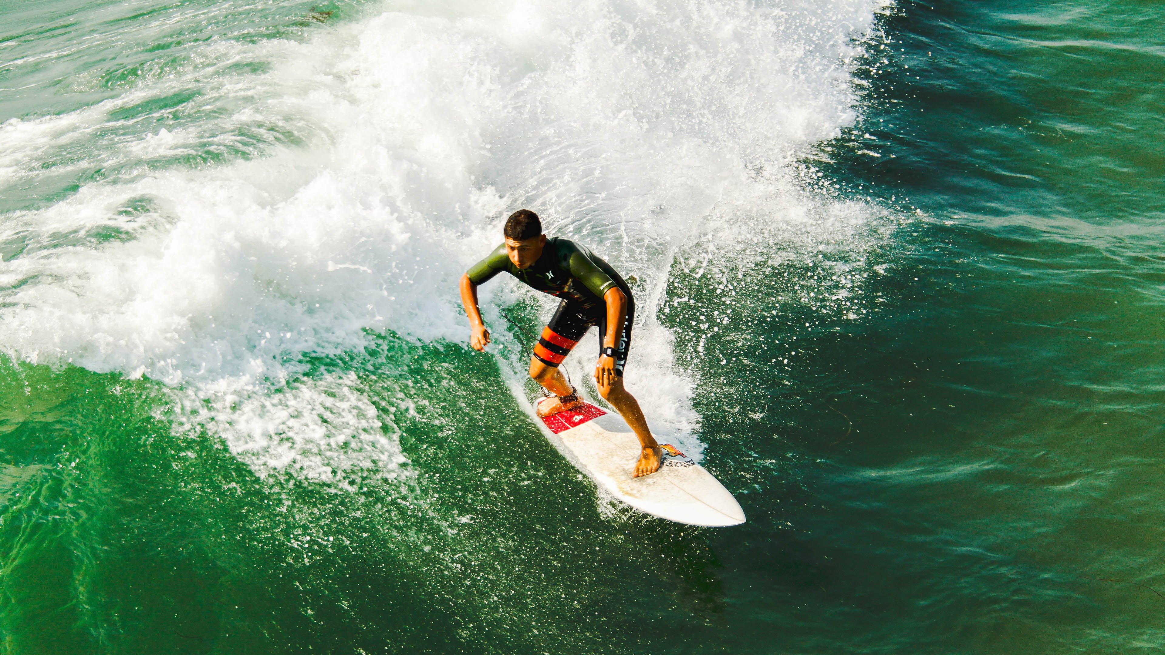 从阿尔及利亚的呐喊到巴黎的震撼，加克波在宏大舞台上的崛起之路